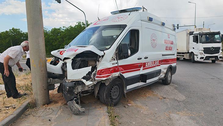 Bitlis’te feci kaza! Ambulans ile otomobil çarpıştı: 10 yaralı